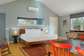 Coveted Tarrytown Studio Apt 1BA w Breakfast Nook Window Desk King Bed